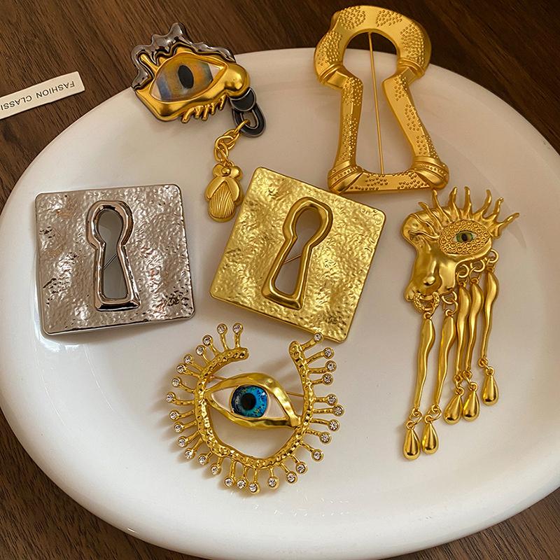 Vintage Evil Eye Big Eye Badge - Collectible Vintage Costume Jewelry 评论和价格
